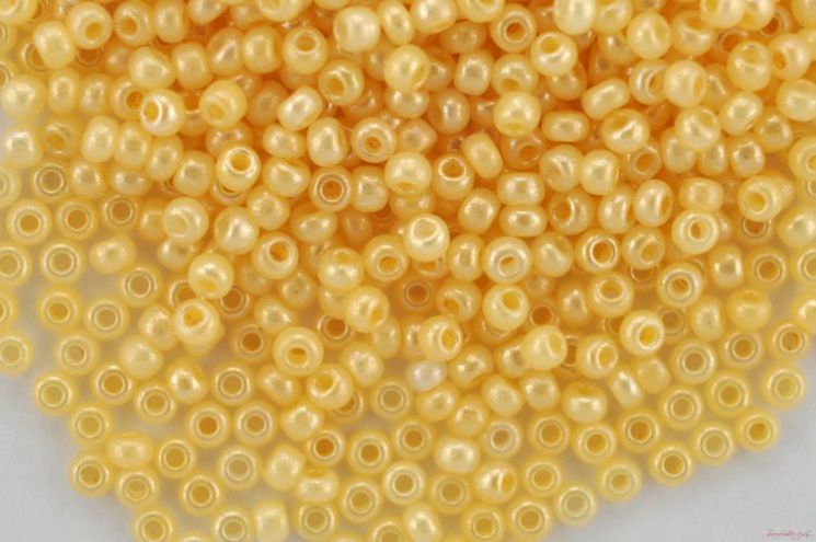 Бисер Preciosa 47185 карамельно-желтый перламутр